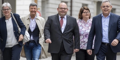 Die Präsidentin der Luzerner SVP, Angela Lüthold (links) am Wahlsonntag in Gesellschaft von Regierungsratskandidat Armin Hartmann (Mitte) und Nationalrat Franz Grüter (rechts).