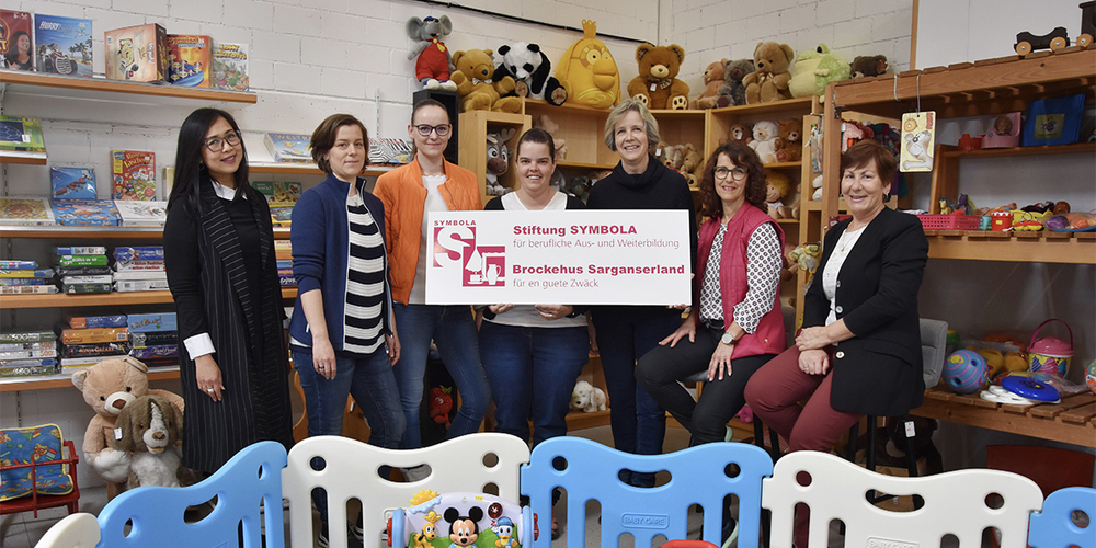 Grosszügig: Sonja Schumacher und Franziska Buchli überreichen den Check an Elisabeth Warzinek (Verein Hospizgruppe Sarganserland), Patricia Pfiffner (Ludothek Mels) sowie Vivien Reinisch, Tamara Brügger und Nia Arsiani (Ludothek Bad Ragaz, von rechts).