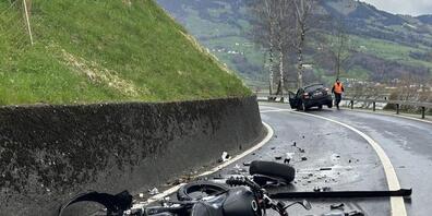 Zwei Motorradfahrende haben sich am Sonntag bei einem Verkehrsunfall in Lauerz schwer verletzt.
