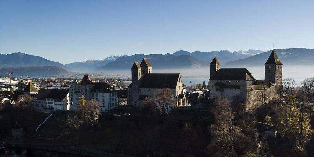 In Rapperswil-Jona sorgt der Verkauf eines Grundstücks durch den Stadtrat für Diskussionen. Nun muss die St. Galler Regierung dazu Stellung nehmen. (Symbolbild)