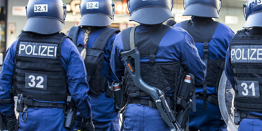 Die Zuger Polizei hat nach dem Playoff-Halbfinalspiel Reizstoff eingesetzt, um die beiden Fanlager zu trennen. (Archivbild)