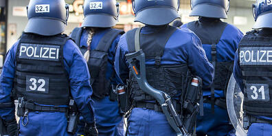 Die Zuger Polizei hat nach dem Playoff-Halbfinalspiel Reizstoff eingesetzt, um die beiden Fanlager zu trennen. (Archivbild)