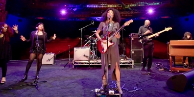 Judith Hill tritt wie so oft auch in Zürich zusammen mit ihren Eltern auf (rechts: Vater Robert am Bass, Mutter Michiko am Piano).