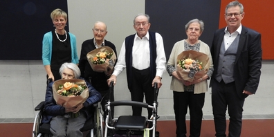 (v.l.n.r.) Gemeinderätin Isabelle Kuster, Herta Neuy, Albert Baumgartner, Walter und Margrith Kessler, Gemeindepräsident Diego Forrer.