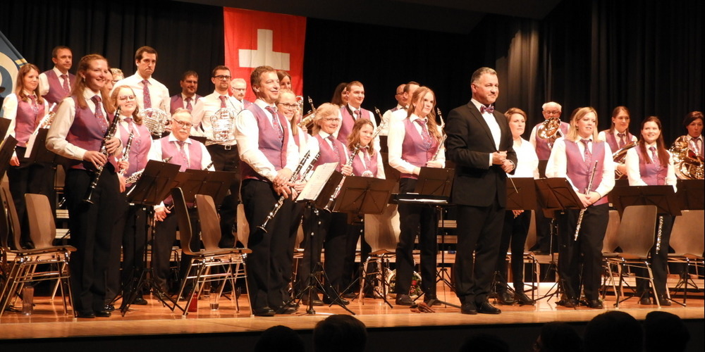 Der Musikverein Ernetschwil spielte passend zum Motto «Typisch Schwiiz» Lieder von Pepe Lienhard oder auch von Peter, Sue & Marc.
