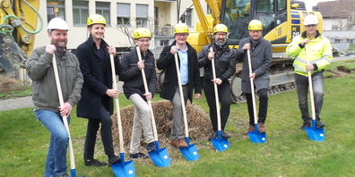 Der Spatenstich ist erfolgt: v.l. Bauleiter Wolfgang Haberl, Projektleiter Sascha Häni, Heimleiter Daniel Tobler, Gemeindepräsident Simon Diezi, Raffaele Falivena vom Büro Carlos Martinez, Gemeindepräsident Urs Müller und Roland Willi von Willi-Bau.