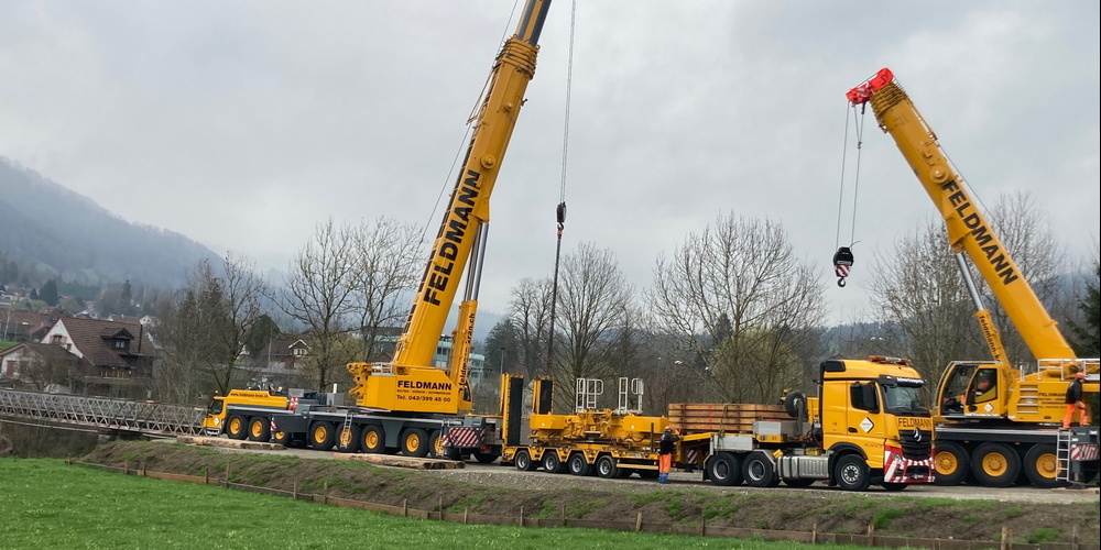 Am 18. Juli wird der «schwarze Steg» wieder eingebaut. Unser Bild: Abtransport.