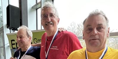 Benedikt Rusch (Mitte) bei der Siegerehrung über 200 Meter Crawl. 