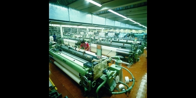 Blick in den Websaal der Weberei Wängi um 1980.