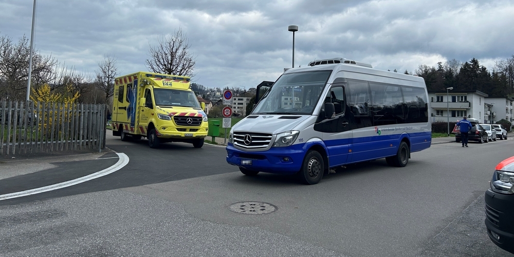An der Einmündung der Hanfländerstrasse musste der Bus wegen einer unbekannten Person auf einem Velo eine Vollbremsung einleiten.