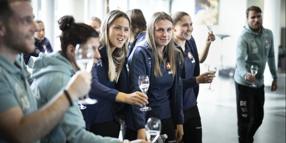 In Champagner-Laune: Das Frauen-Nationalteam freut sich über  den EM-Zuschlag für die Schweiz.