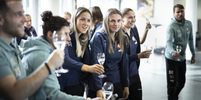 In Champagner-Laune: Das Frauen-Nationalteam freut sich über  den EM-Zuschlag für die Schweiz.
