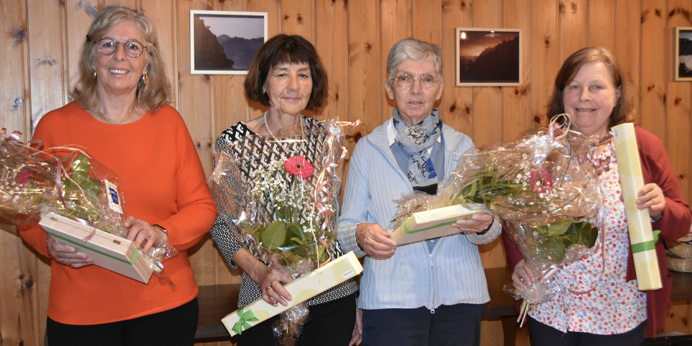 Vier Jubilarinnen werden für ihre langjährige Mitgliedschaft geehrt: Ursula Venini, Rita  Kuoni, Gaudenzia Kalberer und Clara Tanner (von links).