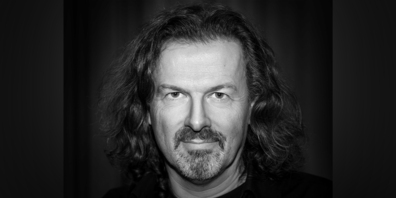 Meister an der Gitarre und am Klavier: Kurt Ackermann sorgt im Hotel Schloss Ragaz für eine einzigartige Stimmung.