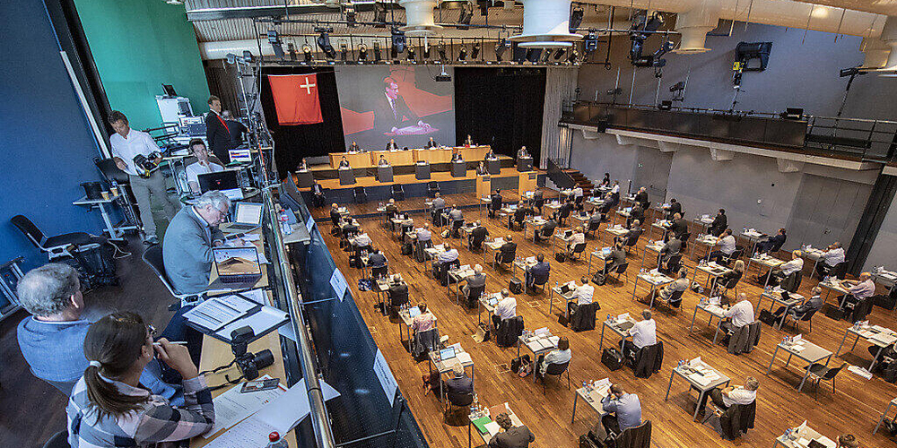 Während der Pandemie gabs den Livestream (im Bild), seither debattiert der Rat wieder ohne Liveübetragung. 