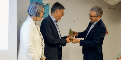 Der Familie der abtretenden Präsidentin Marlies Lorenz (links) wird ein kleines Präsent übergeben.