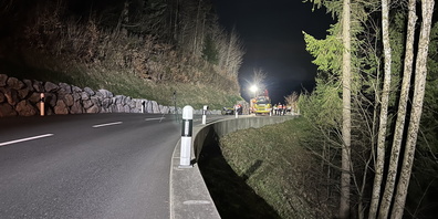 Der 19-jährige Motorradfahrer stürzte und geriet auf die Gegenfahrbahn. Dort kollidierte er mit einem entgegenkommenden Motorrad eines 23-Jährigen. Der 19-jährige Mann wurde schwer verletzt. Der 23-Jährige verletzte sich leicht. Der am Unfall beteiligte 19-jährige Motorradfahrer ist zwischenzeitlich im Spital verstorben.