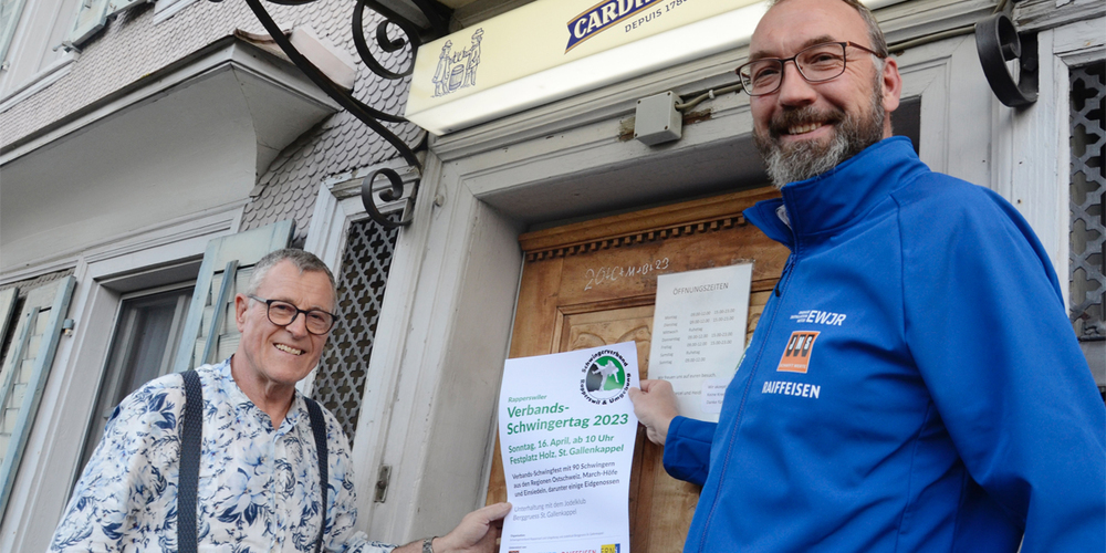 Franz Schmucki (links) und Jean-Claude Leuba hängen für das bevorstehende Rapperswiler Verbandschwingfest Plakate auf. 