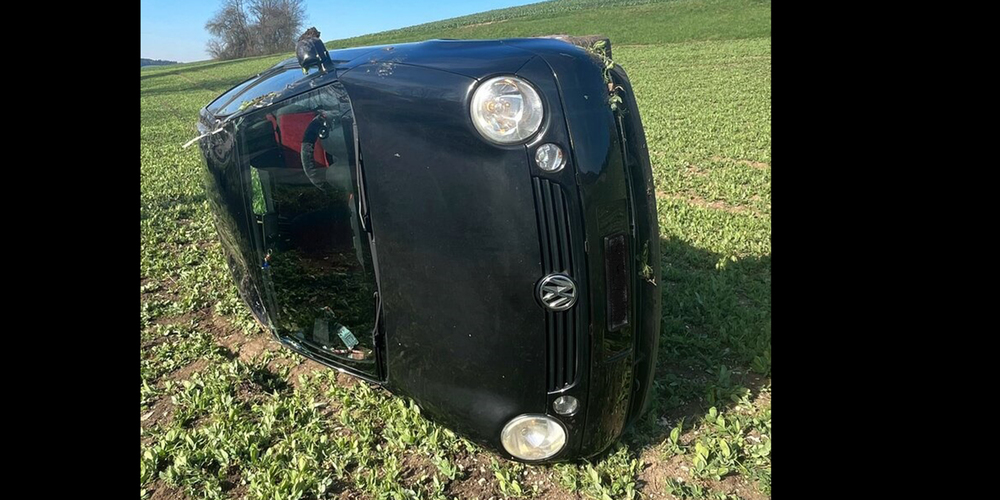 Das Auto überschlug sich und blieb auf der Seite liegen. 