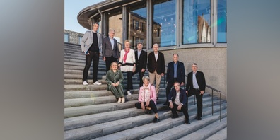 Gruppenaufnahme des Gemeinderats, v.l.n.r.: Didier Mayenzet (Gemeindeschreiber), Hanspe-ter Göldi (Soziales), Marzena Kopp (Gesellschaft), Verena Bergmann (Finanzen), Heini Bos-sert (Hochbau), Cordula Kaiss (Schulpräsidentin), Christoph Hiller (Gemeindepräsident), Alain Chervet (Tiefbau), Marcel Bussmann (Sicherheit), Peter Bösch (Liegenschaften).