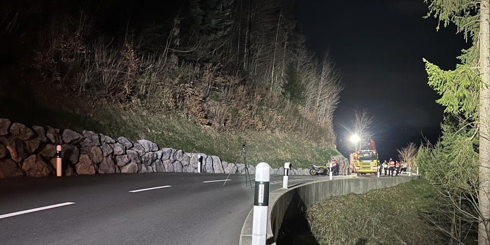 Der 19-jährige Motorradfahrer war auf der kurvigen Strasse bei Mühlrüti gestürzt und auf die Gegenfahrbahn geraten. Er starb im Spital an seinen Verletzungen.