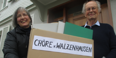 Dieser Tage übergab Ernst Suhner die Akten der beiden Walzenhauser Chöre an Chronistin Isabelle Kürsteiner.