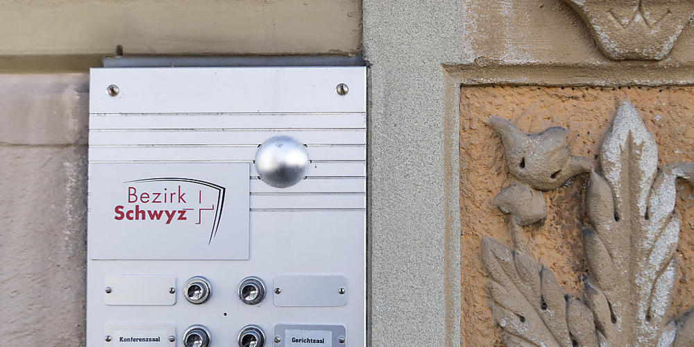 Die tiefen Gerichtsgebühren im Kanton Schwyz kommen auf den Prüfstand.(Archivbild)