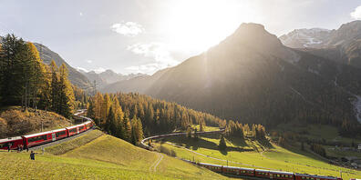 Die erfolgreiche Weltrekordfahrt mit dem längsten Personenzug der Welt im Herbst 2022 verhalf der RhB nach der Coronapandemie zu einem positiven Geschäftsergebnis. (Archivbild)