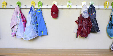 Es gibt zu wenig Lehrkräfte und die Belastung für Klassenlehrpersonen ist angestiegen. Der Kantonale Lehrerinnen- und Lehrerverband St.Gallen verlangt weitere Massnahmen. (Symbolbild)