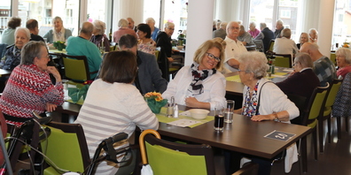 Egal, ob auf dem Rundgang durchs Haus oder im Restaurant – überall herrscht im Tertianum Blumenaupark in Unterterzen im Rahmen des Fünf-Jahr-Jubiläums gute Stimmung. 
