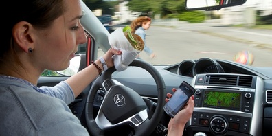 Rund jeder vierte Verkehrsunfall ereignet sich wegen Ablenkung oder mangelnder Aufmerksamkeit. (Symbolbild)