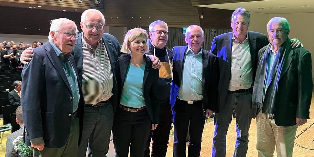 Christoph Blocher, Ueli Mauer und Esther Friedli mit dem Unternehmer Kaspar Hilti und Gästen aus Liechtenstein