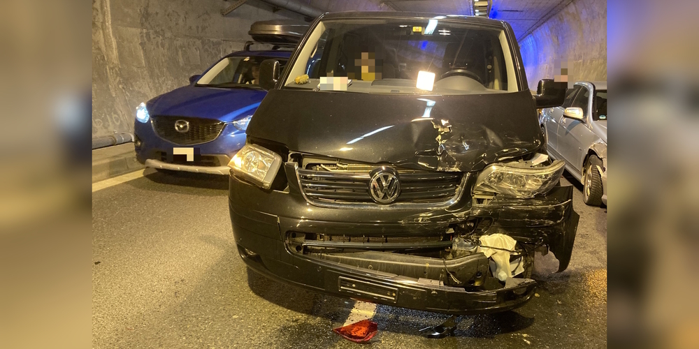 Eines der Unfallautos im Kerenzerbergtunnel. Die genaue Höhe des Sachschadens war zunächst unbekannt.