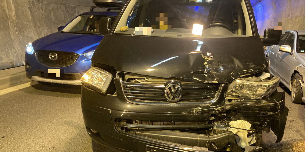 Bei einem Auffahrunfall im Kerenzerbergtunnel wurden acht Fahrzeuge beschädigt.