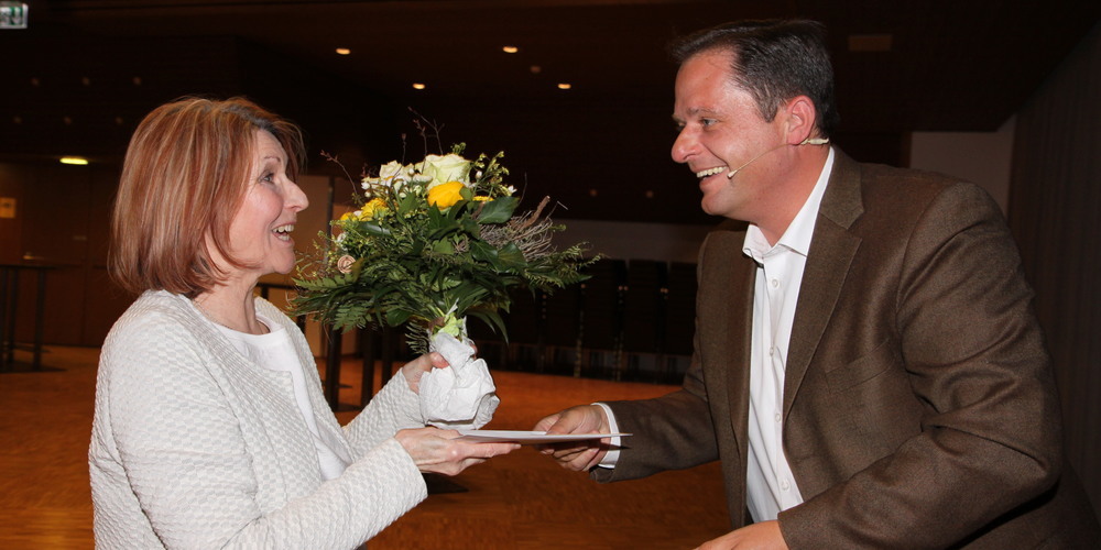 Präsident Patrick Dürr verabschiedet die Aktuarin Eveline Frei. 