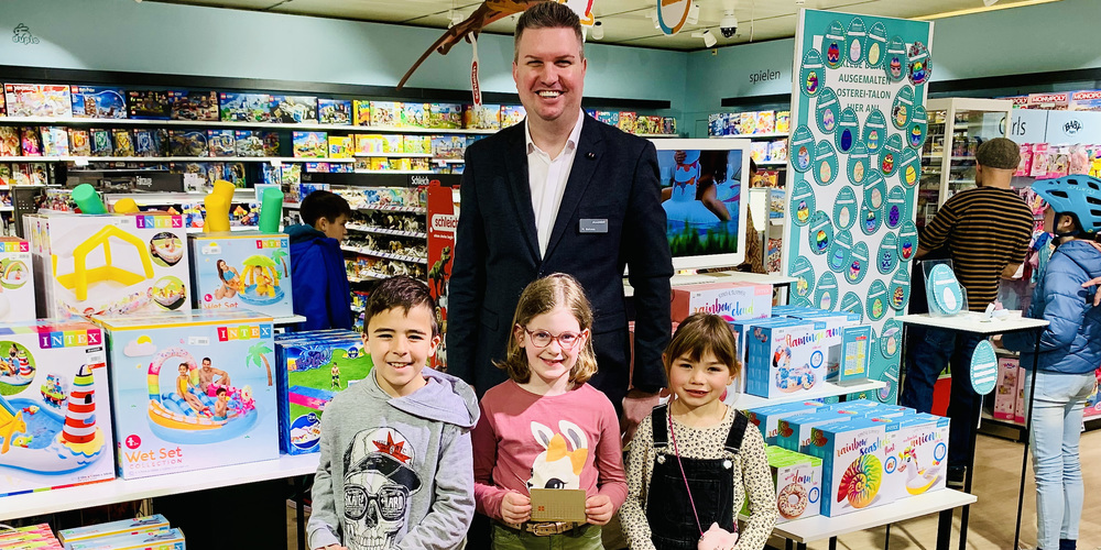 Mehr Freude geht nicht: Mario Bohnes, Store Director Manor Rapperswil, mit Giuliano (l.), Mia und Jarina (r.)