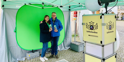 Schickten die Besucher auf Osterhasensuche: Jacqueline Meyer, Event Managerin SGKB; Albert Kuster, Leiter Private Banking SGKB Rapperswil