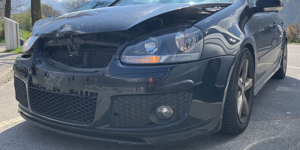 Der Schaden am verunfallten Auto.