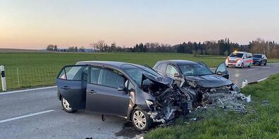 Viele Opfer beim frontalen Zusammenstoss zweier Autos am Ostersonntag auf der Aadorferstrasse in Wittenwil TG: Unter den sechs Verletzten sind drei Kinder und Jugendliche im Alter von vier, zwölf und 15 Jahren.