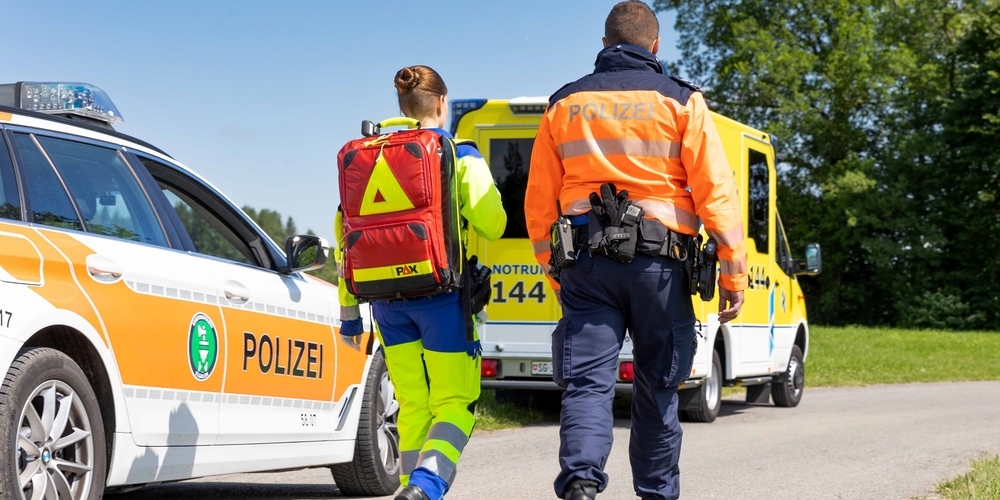 Nach dem Absturz des Gleitschirmpiloten standen Polizei, Rettung, ein Notarzt, Rega sowie die Feuerwehr im Einsatz. (Symbolbild)