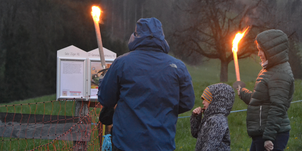 Die Besucherinnen und Besucher liefen den Weg mit Fackeln ab.