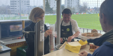 Friedli schenkt Bier und Bratwürste aus