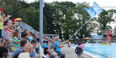Die Fans der NLA Wasserballer fiebern bei jedem Spiel mit.
