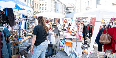 Über den ganzen Fronwagplatz erstreckte sich der von der Pro City veranstaltete Flohmarkt und bot neben dem städtischen Flair auch allerlei Dinge, die neue Besitzer:innen suchten.