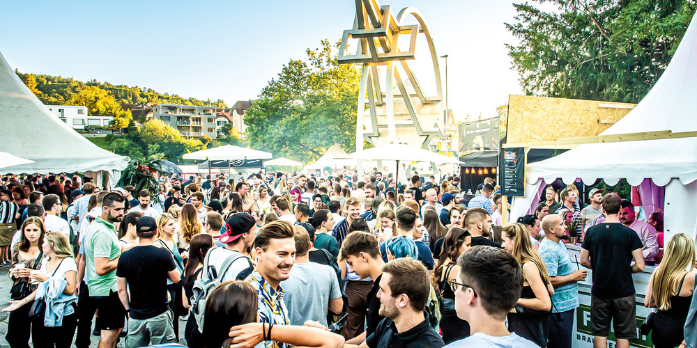 Das Lindli Fäscht soll auch in diesem Jahr wieder Zehntausende an Partygänger:innen anlocken, wie in den Jahren zuvor hier bei der Schauwerk'schen Wiese zwischen Salzstadel und Lindli. Neu im Partyareal sind die Unterstadt, der Moserplatz und der Mosergarten.