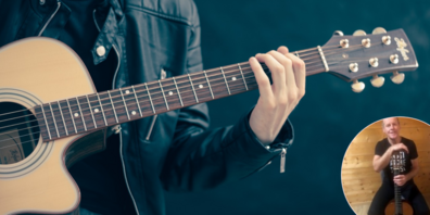 Valera (kl.) spielt Coversongs auf seiner Gitarre (Symbolbild).