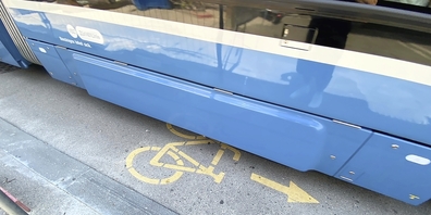 Die beengenden und oft gefährlichen Verhältnisse beim Stadelhofen sind typisch für Zürich. Vertreter von Lobbyorganisationen kritisieren, dass die Stadt Fussgängern und Velofahrern nicht mehr Platz einräumt. 