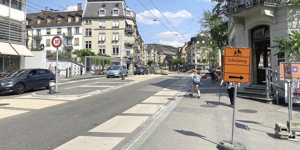 «Sicherheit durch Klarheit. Wenn das Trottoir fehlt, machen die Mehrzweckstreifen keinen Sinn», urteilt Quartiervereinspräsident Beni Weder. Weil die gefährliche Situation noch bis Ende Jahr andauere, soll es wieder Fussgängerstreifen geben.