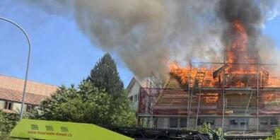 Bei dem Dachstockbrand in Adetswil entstand ein Schaden von mehreren hunderttausend Franken.