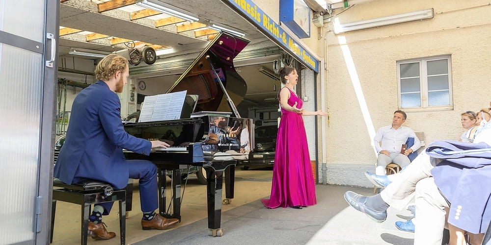 Für den musikalischen Teil sind Timm de Jong und Barbara Felicitas Marin besorgt. Sie hatten die zündende Idee vom Opernsommer.
